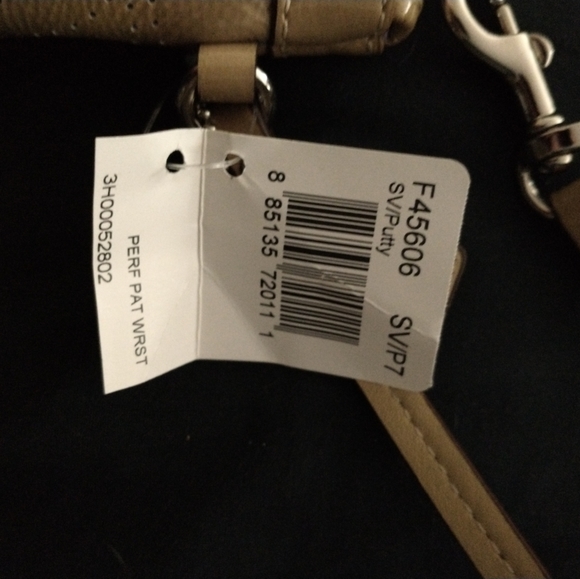 NWT COACH patent leather neutral wristlet with zipper - Picture 6 of 6